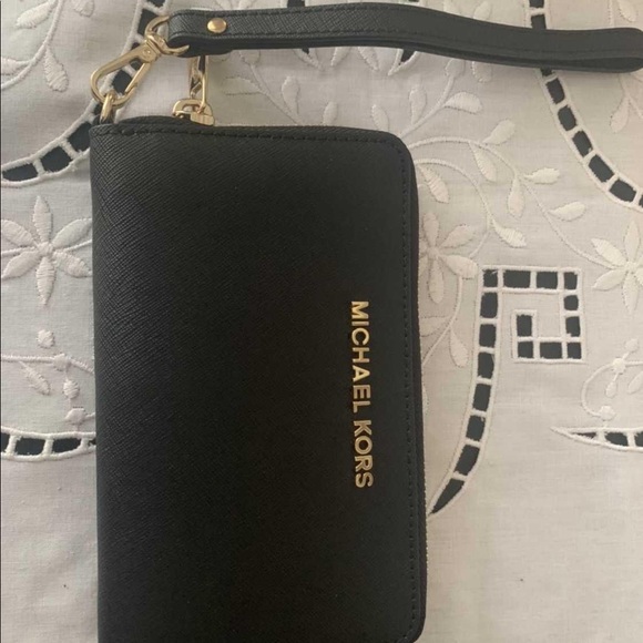 Michael Kors wristlet, never used - Picture 2 of 2